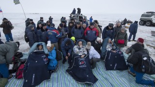 Руският космически кораб Союз превозващ двама американски астронавти и руски