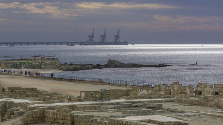Иранският флот стелт разрушител собствено производство в Персийския залив, тъй
