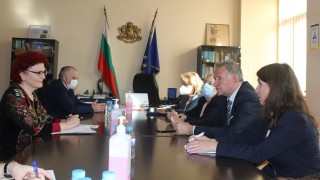 Ниските нива на ваксинация у нас са свързани с нашата