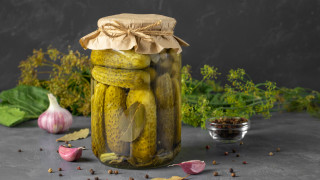 Киселите краставички са любима зимнина и независимо дали я приготвяме у