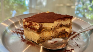 Сладко бягство в Doppio: ново място в София за превъзходно тирамису, необикновено кафе и бавни сутрини