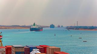 Товарен кораб превозващ царевица заседна рано в понеделник в Суецкия
