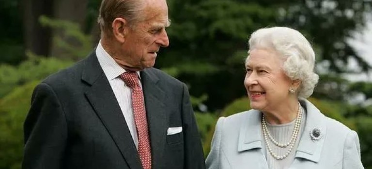 Кралицата със брачна половинка си