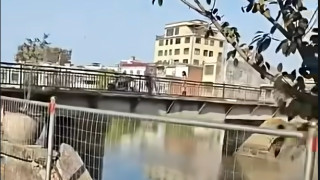 Китаец хвърли детето си от мост при спор с жена си