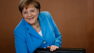 Германският канцлер Ангела Меркел беше видяна отново да трепери докато