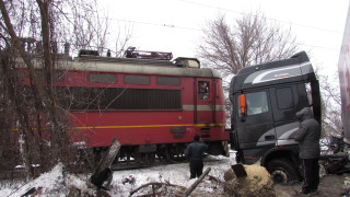 Камион катастрофира до жп линия по пътя Русе - Бяла