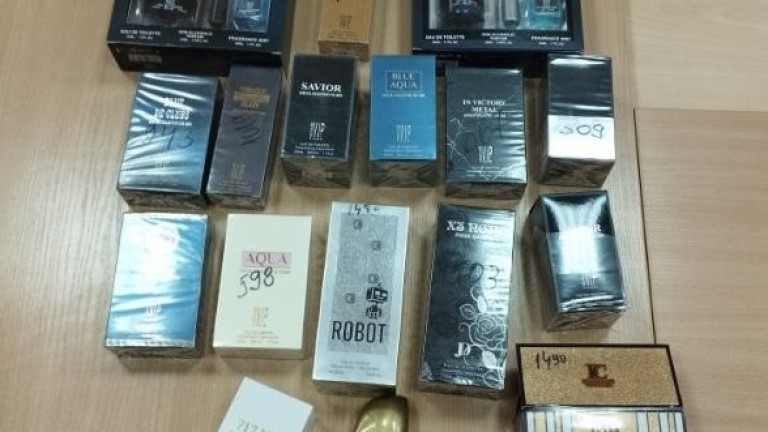 Задържаха над 35 000 опаковки маркови парфюми, внос за България.
Парфюмите