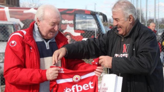 Легендата на ЦСКА и българския футбол Петър Жеков явно