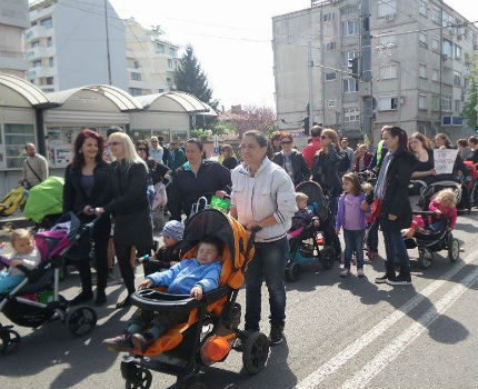Майки с колички протестираха в Бургас срещу колите по тротоарите