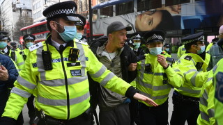 Ранени и арестувани след многохиляден COVID протест в Лондон