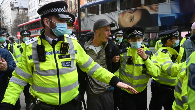 Ранени и арестувани след многохиляден COVID протест в Лондон 