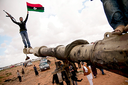 Либийските бунтовници стигнаха до тунизийската граница