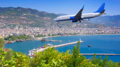 Пътнически самолет Boeing кацна аварийно в Турция заради спукана гума