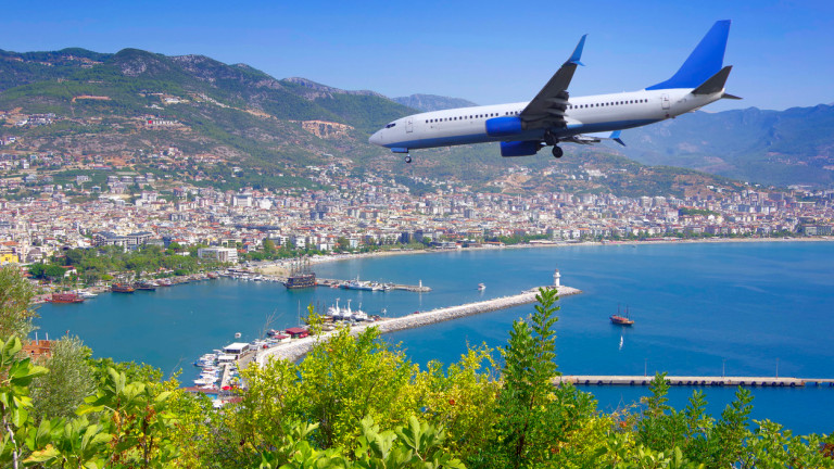 Пътнически самолет Boeing кацна аварийно в Турция заради спукана гума
