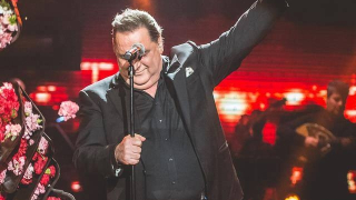 Популярният гръцки певец Василис Карас известен с характерния си дрезгав