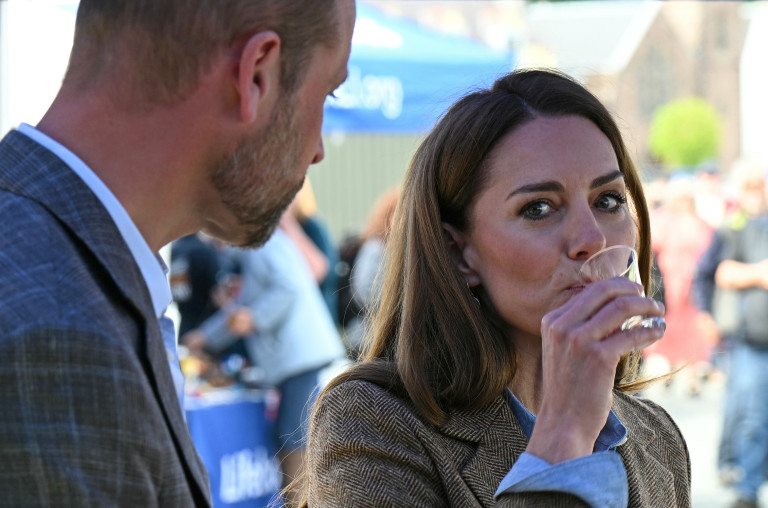 Кейт дегустира локална алкохолна напитка