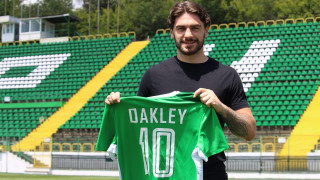 Нападателят Джордж Оукли ще продължи футболната си кариера в Шотландия