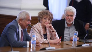 Корнелия Нинова може да почерпи защото отстрани много фино Мая