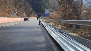 Болтовете на мантинелите на пътя Своге София не могат