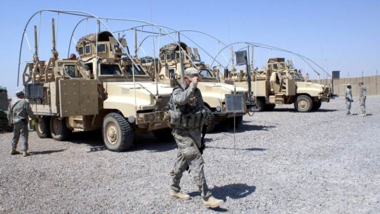 Американската армия отрича да е извършвала въздушния удар край военна