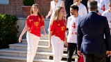 Куриозната снимка на принцеса Леонор и принцеса София с националния отбор на Испания