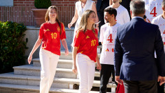 Куриозната снимка на принцеса Леонор и принцеса София с националния отбор на Испания