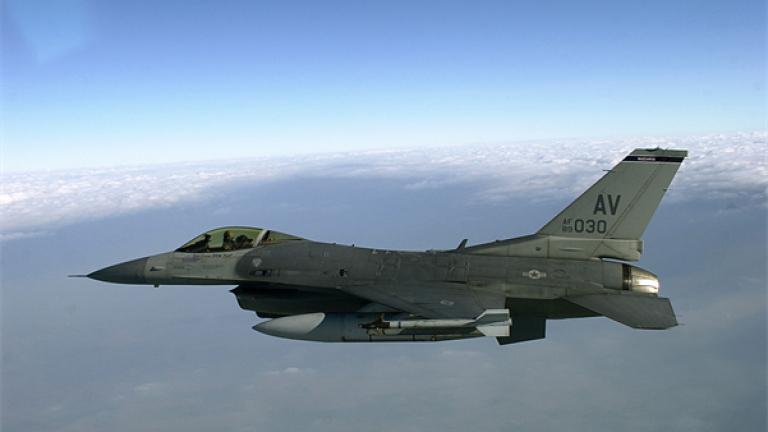 Белгия изпраща в Дания два изтребителя F-16 и около петдесет