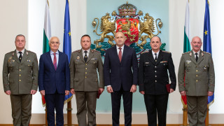 Румен Радев удостои двама полковници със звание "бригаден генерал"