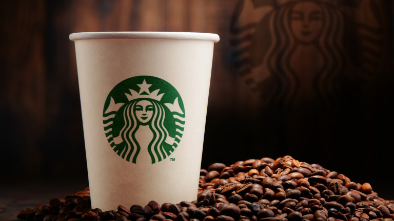 Паркинг, на който автомобилите на клиентите на Starbucks се паркират