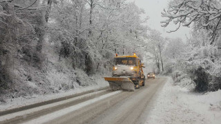 Снегът затвори Троянския проход за камиони