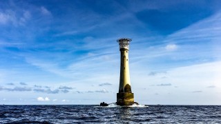 С обща площ от 2 130 800 кв км Гренландия