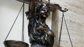 Украйна настоятелно се бори с липсата на съдии и ускорява