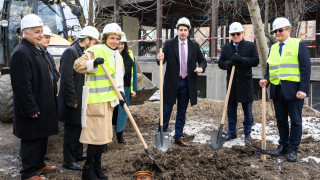 Двама министри канят бизнеса и младите в модерен проект в БАН