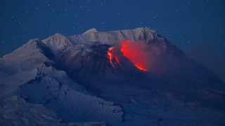 Два вулкана изригнаха в Камчатка