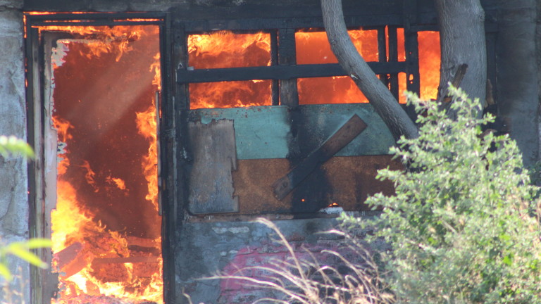 Пожар остави на улицата 6 семейства в Смолянско