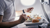 Храната на борда на самолет и с какво е по-различна от тази на земята