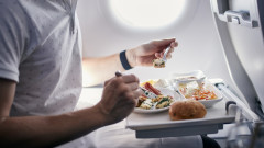 С какво храната в самолета е по-различна от тази на земята