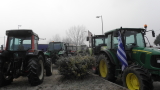 Стачкуващи фермери блокират пътища в Гърция
