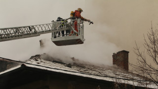 Пожар избухна в жилищна сграда в София съобщава БГНЕС Пламъците
