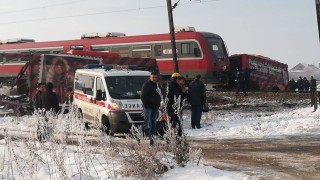 Трима загинали при сблъсък между влак и автобус в Сърбия