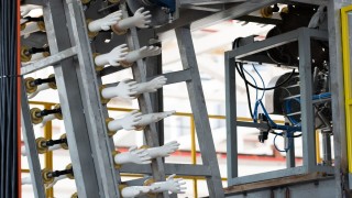 Разпродават имуществото на първата фабрика за нитрилни ръкавици в Европа