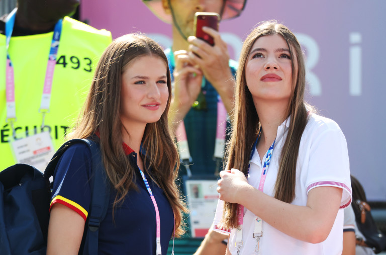 София (вдясно) дружно със сестра си Леонор