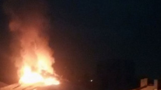 Пожар горя в бившето помощно училище във Варна съобщава Нова