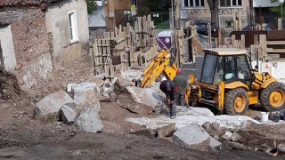 В сливенското село Биково стопанска постройка рухна върху техниката в