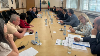 Служебният министърът на икономиката и индустрията Петко Николов иска оставките