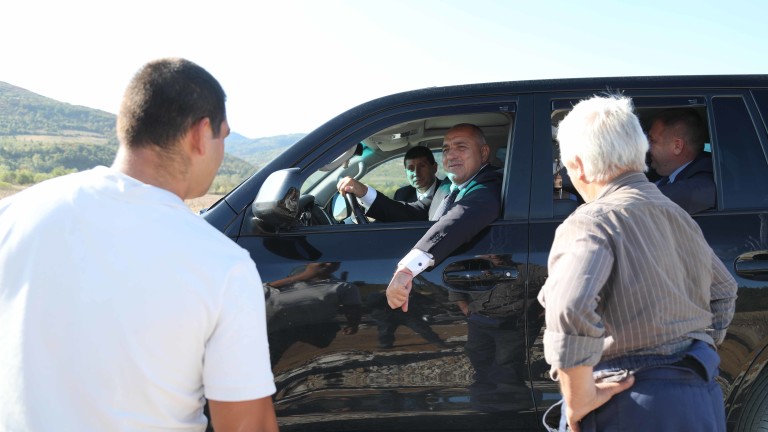 От ливадата, планината, калта и насипите премиерът Борисов днес се