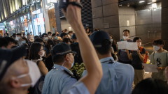 Китай с онлайн обучение прибира у дома студентските протести
