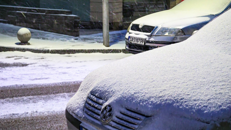 Екипи на СДВР помагат на закъсали шофьори, много пътни артерии още не са обработени