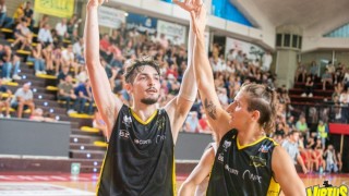 Отборът на Латина в който играят българите Иван Алипиев и Борислав Младенов