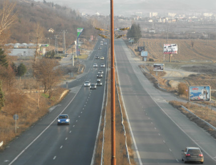 15-метрова пукнатина затвори едното платно на пътя Мездра-Ботевград